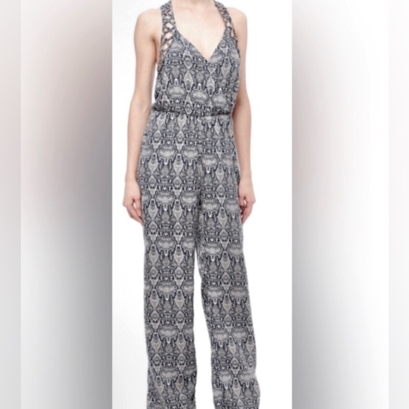 Vici jumpsuit by Aakaa beautiful semi open back, excellent condition RE $79🎉SALE - Picture 2 of 13